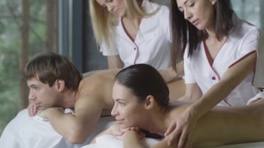 Genç çift rahatlatıcı bir masaj sağlık merkezinde kadın masör oluyor.