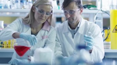 İki bilim adamları bir laboratuvar soğuk azot sıvı ekliyorsunuz.