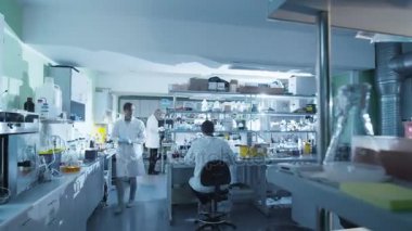 Bilim adamları modern bir laboratuvarda çalışan beyaz kat olarak timinin Timelapse görüntüleri.