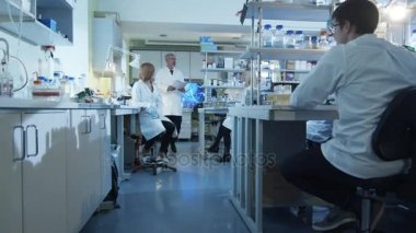 Laboratuvar bilim adamları beyaz kat olarak iş yerinde bir kutlama yaşıyorsanız.