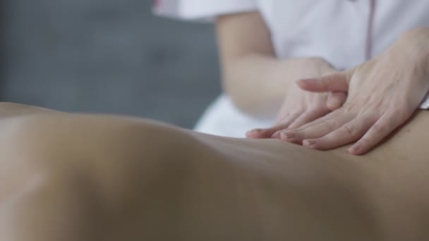 Кадры женских рук, делающие расслабляющий массаж в оздоровительном центре . — стоковое видео
