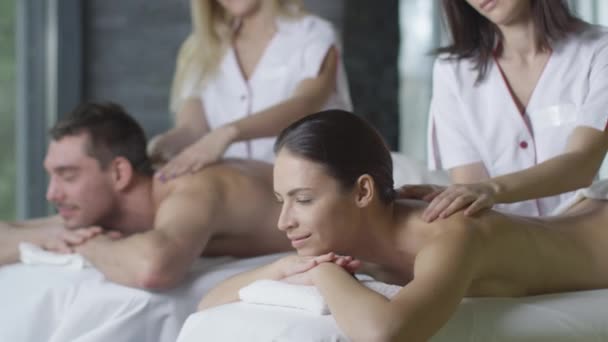 Jeune couple reçoit un massage relaxant de masseuses dans le centre de bien-être . — Video