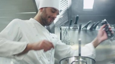 Bir restoran ya da otel ticari mutfak mutlu profesyonel şef çorba hazırlanıyor.