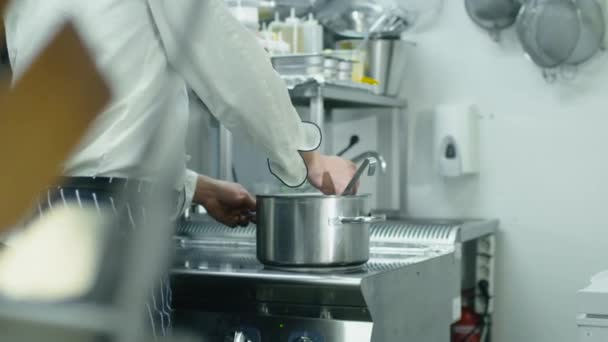 Chef profissional feliz em uma cozinha comercial em um restaurante ou hotel é sopa de degustação . — Vídeo de Stock