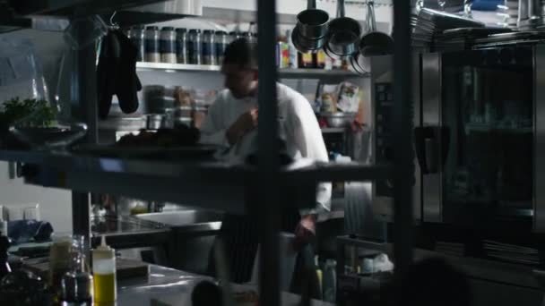 Професійний шеф-кухар приходить на роботу на комерційну кухню і ставить світло на . — стокове відео