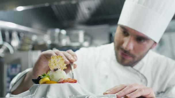 A Nagykonyhák-boldog szakmai chef a díszítéshez fagylalt desszert, eper. — Stock videók