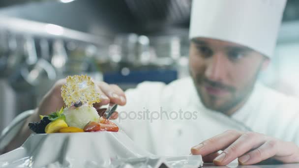 Happy profesionální kuchaři v komerční kuchyni je obloha zmrzlinový dezert s jahodou.
