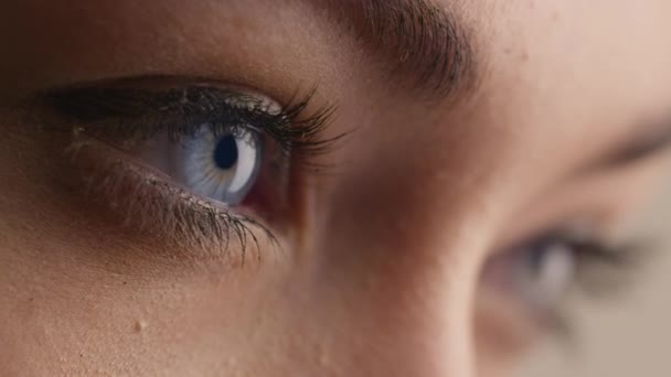 Detailní záběr žena modré oko s lehké denní líčení. — Stock video