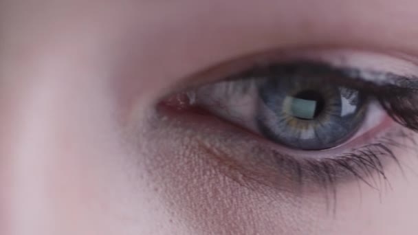 Gros plan plan coulissant des yeux de femme avec réflexion de l'écran de la tablette de travail .