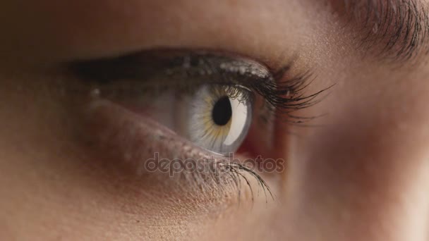 Close-up de mulher abrindo seus olhos azuis e focando sua visão . — Vídeo de Stock