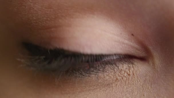 Primer plano de una mujer abriendo sus ojos azules con maquillaje de día claro y enfocándolos . — Vídeos de Stock