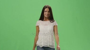 Casual esmer erkek bir mock-up üzerinde yürümek içinde belgili tanımlık geçmiş yeşil ekran.