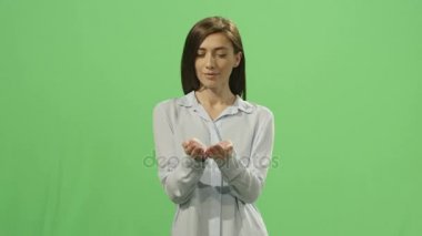 Bir mock-up üzerinde sanal bir hediye yeşil ekran arka planda kadın hediye.