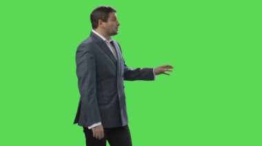 Medya muhabiri konuşuyor hava durumu hakkında bir mock-up yeşil ekran arka planda.