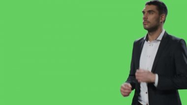 İşadamı unbuttons gömlek Süpermen tarzı bir mock-up yeşil gösterilen ekran t-shirt üzerinde yeşil ekran arka planı.