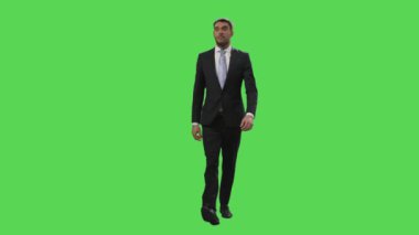 İş takım elbiseli adamı bir mock-up üzerinde yürümek içinde belgili tanımlık geçmiş yeşil ekran.