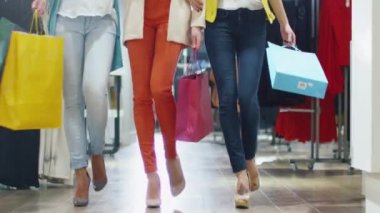 Kadın bacaklar bir mağazada renkli giysiler yürürken düşük doz.