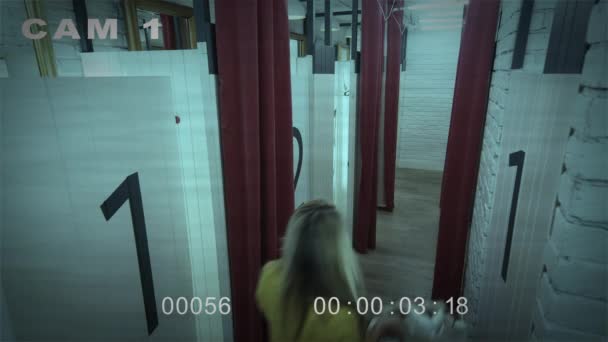 CCTV security cam beelden van mensen in een paskamer in een warenhuis. — Stockvideo