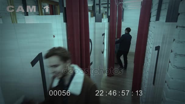 CCTV caméra de sécurité timelapse des images de personnes dans une cabine d'essayage dans un grand magasin . — Video