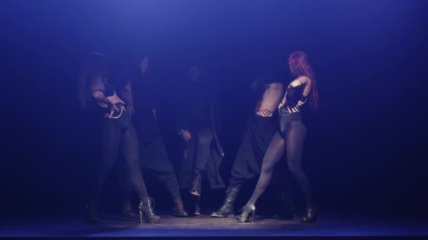 Slow-motion shot van artiesten beginnen te dansen terwijl een Afro-Amerikaanse man in een elegante hoodie de groep leidde. — Stockvideo