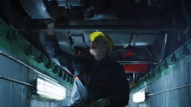 Teknisyen el tren teftiş çekiç ile sert şapkalı