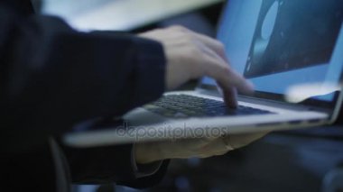 Sabit hat Cad uygulamasının defter üzerinde kullanarak teknisyen