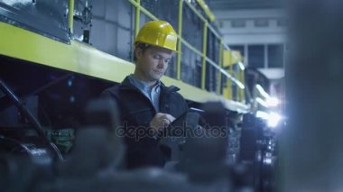 Teknisyen sert şapkalı Tablet sanayi ortamında kullanma.