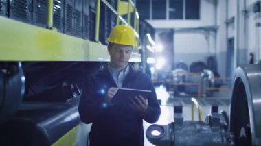 Teknisyen sert şapkalı Tablet sanayi ortamında kullanma.