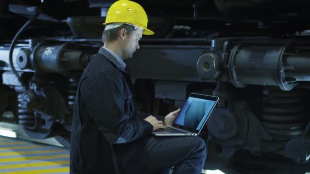 Technicus in Hard Hat CAD-programma gebruikt op Laptop — Stockvideo