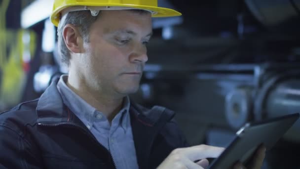 Técnico en Sombrero Duro Usando Aplicación CAD en Tablet — Vídeos de Stock