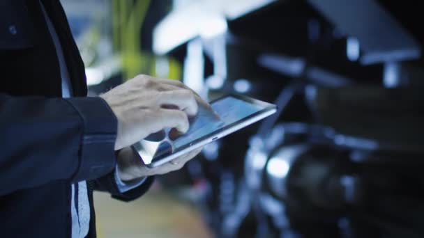 Technicien dans Hard Hat Utilisation de l'application CAO sur tablette — Video