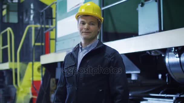 Portret van zeker aantrekkelijk technicus in industriële omgeving. — Stockvideo