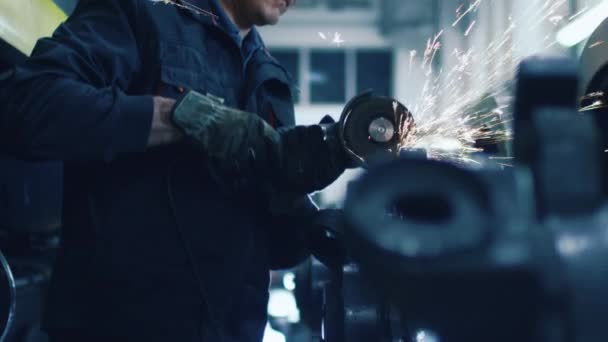 Работник компании Angle Grinder занимается металлообработкой в промышленной среде — стоковое видео