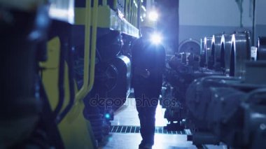 Teknisyen endüstriyel ortamda tren boyunca hareketli elinde Tablet ile sert şapkalı