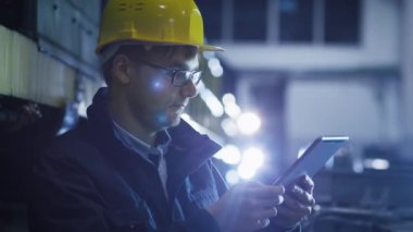 Teknisyen gözlük ve baret Tablet sanayi ortamında kullanma