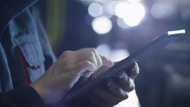 Técnico em Óculos e Chapéu Difícil Usando Tablet em Ambiente Industrial — Vídeo de Stock