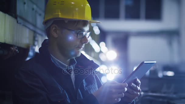 Technicus in glazen en Hard Hat met behulp van de Tablet in industriële omgeving — Stockvideo