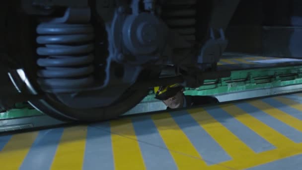 Technicien en casque de sécurité avec lampe de poche dans le train d'inspection manuelle — Video