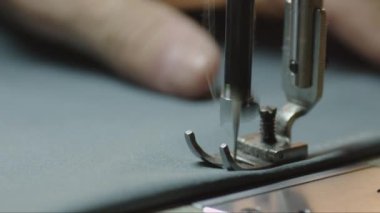 Yakın çekim shot bir dikiş makinesi iğne içinde hareket.