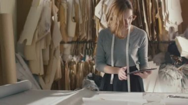 Giyim Tasarımcısı bir tablet bir atölye ile çalışma.