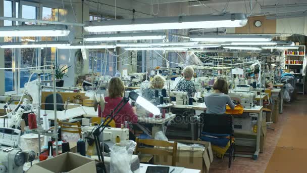 Timelapse van werknemers die werken in een fabriek van kleding. — Stockvideo