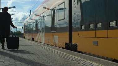 Bagaj tren tren istasyonunda biniyorlar adamla