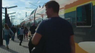 Çıkış yapan tren Tallinn tren istasyonuna doğru koşu grubu olan çocukların.