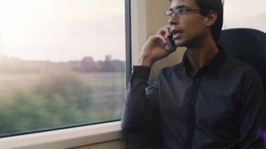 Tren hareket telefona cevap adam