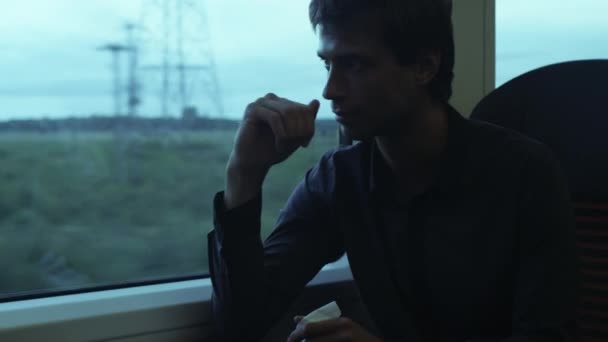 Людина з холодом в рухомому поїзді — стокове відео