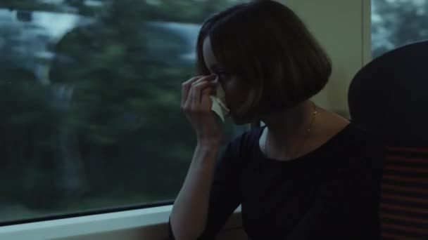 Kvinna med förkylning i flytta tåg — Stockvideo