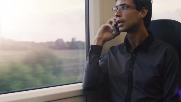 Hombre contestando el teléfono en tren en movimiento — Vídeo de stock