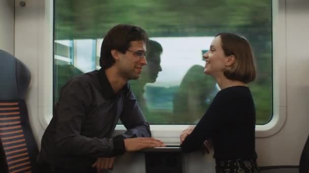 Homme et femme ayant une conversation dans le train en mouvement — Video