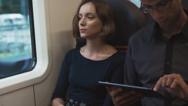 Donna addormentarsi durante il viaggio in treno — Video Stock