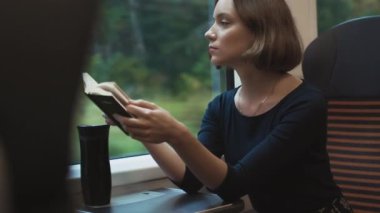 Trende yolculuk sırasında kadın okuma kitabı